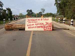 Tak Bayar Hutang Matrial, Jembatan Sungai Ruap Ditutup Warga