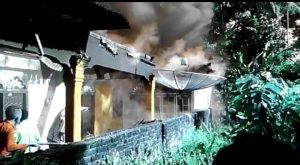 Ditinggal Pergi, Rumah Kades Pelangki Ludes Terbakar