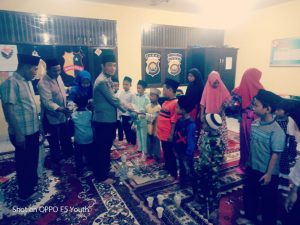 Polsek Pelawan Singkut Santuni Anak Yatim