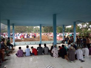 Lebaran Kedua, Ratusan Warga Jelutih Yasinan dan Tahlil di Makam Keluarga