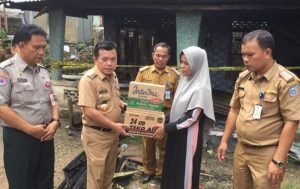 Al Haris Serahkan Langsung, Bantuan Pada Korban Kebakaran