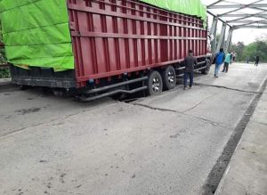Mobil Truck Terposok di Jembatan Pematang Panggang
