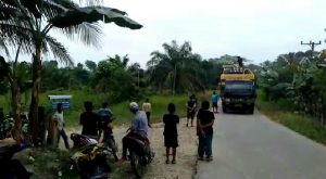 Puluhan Pemuda Desa Jernih Hadang Alat Berat Milik Kontraktor