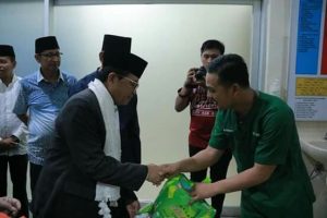 Malam Takbiran, Fachrori Berikan Bingkisan Bagi Pasien Dan Pegawai RSUD