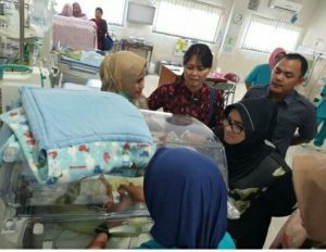 Rahima Santuni Bayi Tanpa Kulit Perut di RSUD Raden Mattaher Jambi