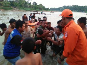 Babinsa 420-04/ Sarolangun Ikut Membantu Pencarian Anak Tenggelam di Sungai Batang Tembesi