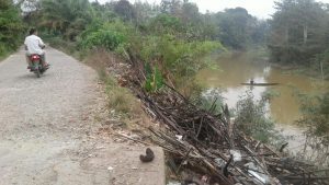 Akses Jalan Poros Memprihatinkan