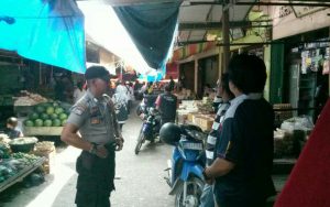 Bhabinkamtibmas Polsek Pamenang Giat Sambang di Pasar Tradisional Pamenang