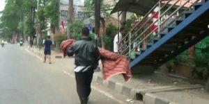 Jenazah Bocah 8 Tahun ini, Terpaksa di Gendong Berjalan Kaki