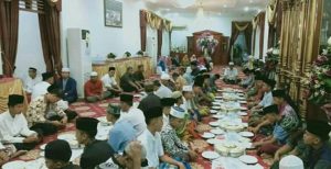 Sepulang Ibadah Haji, Bupati Al Haris dan Istri Sungkem Dengan Ibunya