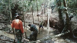 Bersama Warga Satgas TMMD Bangun Jembatan Penghubung