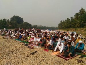 Tak Kunjung Turun Hujan, Warga Kel Pamenang Sholat Istisqa di Pulau Sungai Merangin