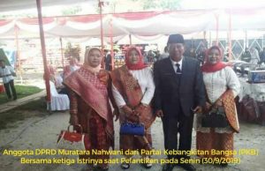 Bikin Kagum, Anggota DPRD Terpilih ini Bawa 3 Istrinya Sekaligus Saat Pelantikan