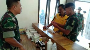 Prada Budi Warga SAD Yang Sudah Menjadi TNI, Dampingi Warga SAD Berobat Ke Poskotis TMMD