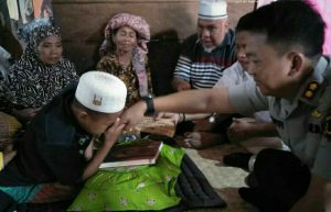 Kunjungi Warga Miskin Yang Sakit, Kapolres Merangin Beri Bantuan