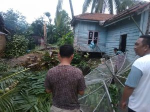 Rumah Nenek Marinah Nyaris Ditimpa Pohon Kelapa