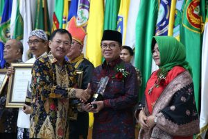 Fachrori Terima Penghargaan Pembina Terbaik Tingkat Provinsi Swasti Saba Kabupaten/ Kota Sehat Tahun 2019