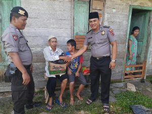 Jajaran Polres Sarolangun Gelar Kegiatan Jumat Berbagi Untuk Warga Tidak Mampu