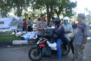 Jumat Berkah, Kapolres Merangin Bersama Wartawan Bagi Nasi Kotak