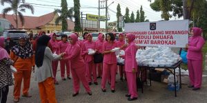 Anggota Bhayangkari Polres Merangin Bagi-Bagi Nasi Kotak