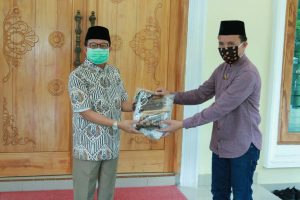 Melalui Pengelola Pasar, Fachrori Serahkan 1.000 Masker kepada Pedagang Angso Duo