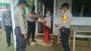 Polsek Pamenang Bagi 30 Paket Sembako Kepada Warga Kelurahan Pamenang