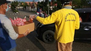 Tertangkap Kamera, Tim Akreditasi Dinkes Merangin Berbagi Ta’jil