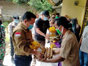 Al Haris Serahkan Bansos 655 Paket Sembako Kepada Warga Kelurahan Pamenang