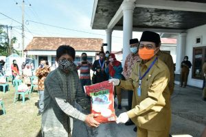 Fachrori Salurkan 500 Paket Sembako Bantuan dari Pusat Koperasi Unit Desa