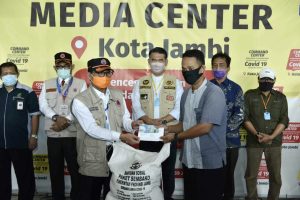 Fachrori Salurkan Bantuan JPS Covid-19 untuk Kota Jambi