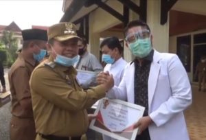 Bupati Beri Penghargaan dan Bingkisan Kepada Pejuang Covid-19.