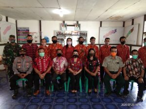 Kapolsek Menyuke Dampingi Bupati Landak Serahkan Bantuan Beras Korban Banjir