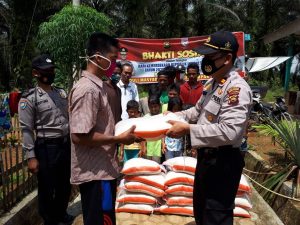 Polsek Pamenang Beri Bantuan Beras Kepada Warga SAD