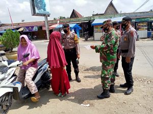 Polsek Pamenang Beri Masker dan Arahan Kepada Masyarakat Untuk Antisipasi Covid-19