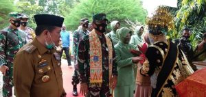 Pangdam II/Sriwijaya Terpesona Dengan Fosil  Kayu Sungkai Merangin.