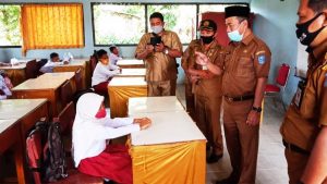 H Mashuri Tinjau Aktivitas Belajar Mengajar Murid SD Di Bangko Pada Tatanan New Normal Covid-19.