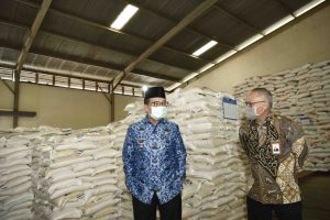Ringankan Beban Masyarakat, Gubernur Launching Bansos Beras