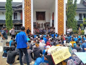 Aksi Saling Dorong Mewarnai Aksi Demo Mahasiswa di Merangin.