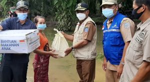 Plt Bupati H Mashuri Kunjungi Dan Beri Bantuan Korban Banjir Di Tabir Timur