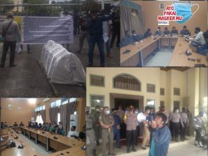 Puluhan Aktivis Membawa Keranda Mati ke Gedung DPRD Sarolangun