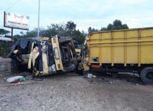 Adu Kambing Truk VS Canter Satu Orang Meninggal