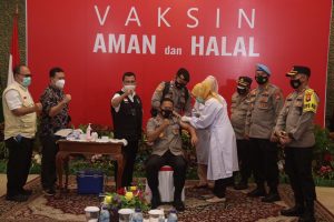 Kapolda Kepri Divaksinasi Covid -19  Tahap I Dosis Kedua di Gedung Daerah