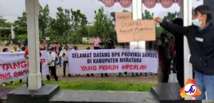 Polemik Kasda Kosong, Puluhan Massa AMM Segel Kantor Bupati Muratara.