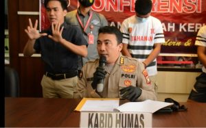 Bidhumas Polda Kepri Mengikutsertakan Juru Bahasa Isyarat dalam Konferensi Pers