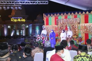 Prosesi Adat Melayu Tabur Beras Kunyit, Sambut Rudi-Amsakar Usai Dilantik