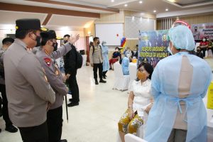 Kapolri Tinjau Vaksinasi  Massal di Manado
