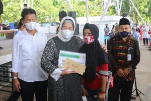 Rudi-Amsakar Menyerahkan Bantuan Bagi Penyandang Disabilitas