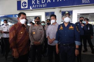 Kapolda Kepri Dampingi Menteri Perhubungan Tinjau Arus Penumpang Luar Negeri