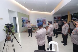 Wakapolda Kepri Tinjau Situasi Kamtibmas Serta Bagikan Masker Kepada Masyarakat Dan Pengecekan Posko PPKM Kampung Tangguh