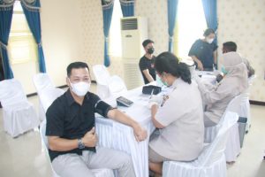 Kapolda Kepri Tinjau Langsung Respon Vaksinasi Polda Kepri Berikan Vaksinasi Massal Pada Masyarakat